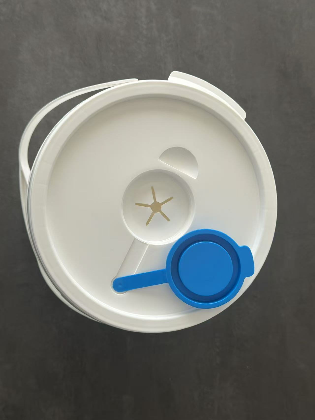 Refillable Plastic Bucket for Industrial Wipes This durable plastic bucket is designed to hold dry rolls of wipes, which can be soaked with your own cleaning or disinfectant solution to create industrial wet wipes. The refillable design ensures cost savings and flexibility, while the sealed lid keeps wipes fresh and ready for use.  Ideal for factories, workshops, automotive, and maintenance industries.