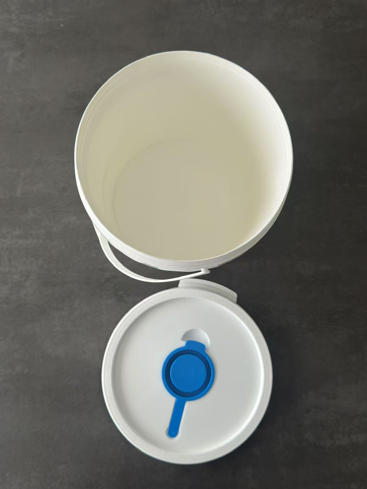 Refillable Plastic Bucket for Industrial Wipes This durable plastic bucket is designed to hold dry rolls of wipes, which can be soaked with your own cleaning or disinfectant solution to create industrial wet wipes. The refillable design ensures cost savings and flexibility, while the sealed lid keeps wipes fresh and ready for use.  Ideal for factories, workshops, automotive, and maintenance industries.